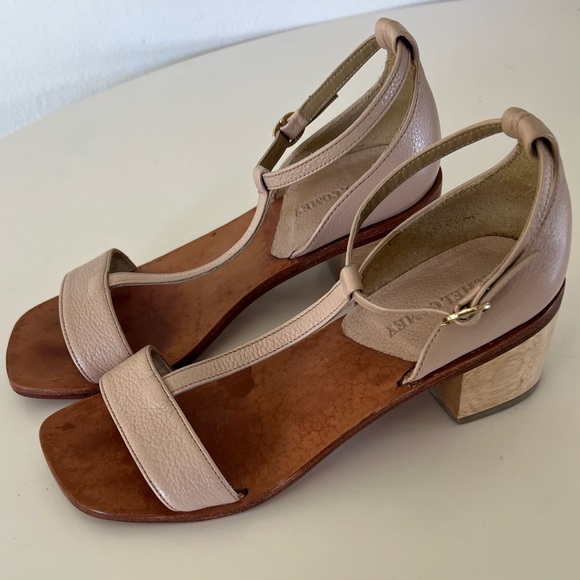 Elegant Beige Leather Sandals - Picture 1 of 16